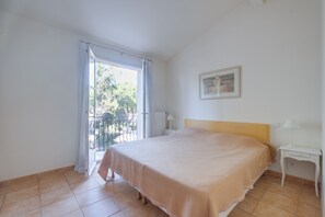 3 chambres, coffres-forts dans les chambres, fer et planche à repasser