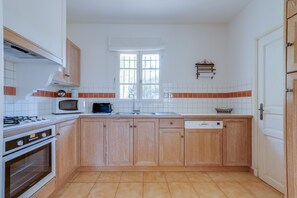 Réfrigérateur, micro-ondes, four, lave-vaisselle