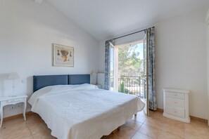 3 slaapkamers, een kluis op de kamer, een strijkplank/strijkijzer