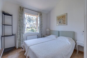 3 chambres, coffres-forts dans les chambres, fer et planche à repasser