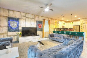 Fernseher, Kamin, Videospiele, Bücher