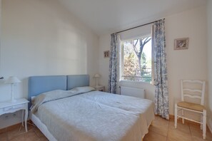 3 bedrooms, in-room safe, iron/ironing board, free WiFi - 3 BEDROOM TOWNHOUSE WITH GARDEN (N°430) (La Motte)