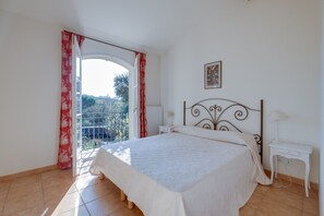 3 chambres, coffres-forts dans les chambres, fer et planche à repasser