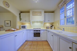 Een koelkast, een microgolfoven, een oven, een vaatwasser