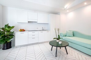 Luxury Room | Private kitchen | Mini-fridge, stovetop, coffee/tea maker, toaster - Luxury Suite with Garden and Jacuzzi (Sant'Agnello)