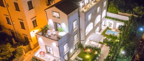 Fassade der Unterkunft – Abend/Nacht