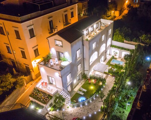 Luxury Suite with Garden and Jacuzzi