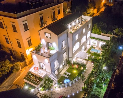 Luxury Suite with Garden and Jacuzzi