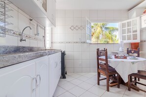 Chalet | Privékeuken | Een koelkast met diepvriezer, een microgolfoven