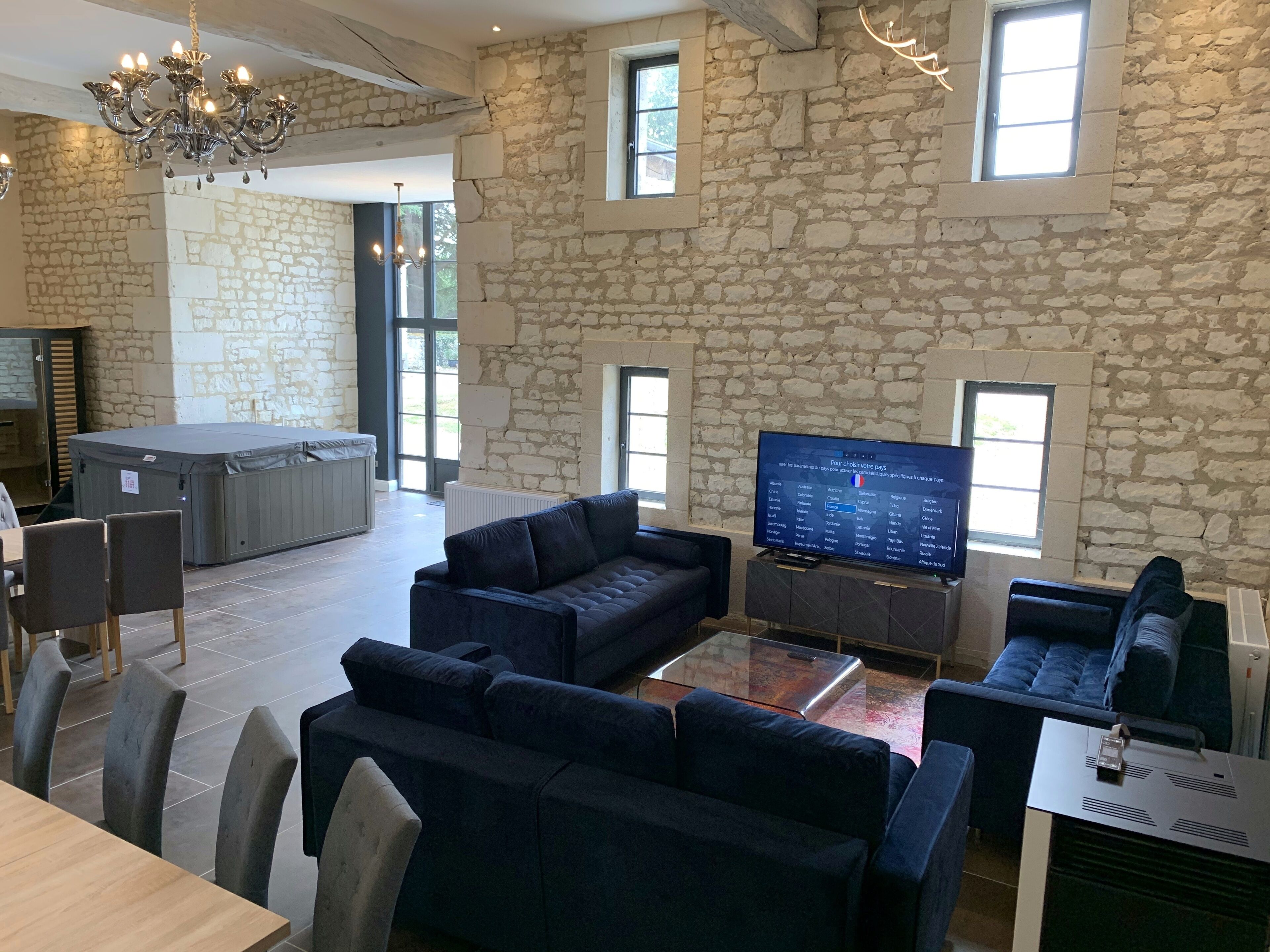 Smart TV, lettore DVD, tavolo da calcetto, tavolo da ping pong