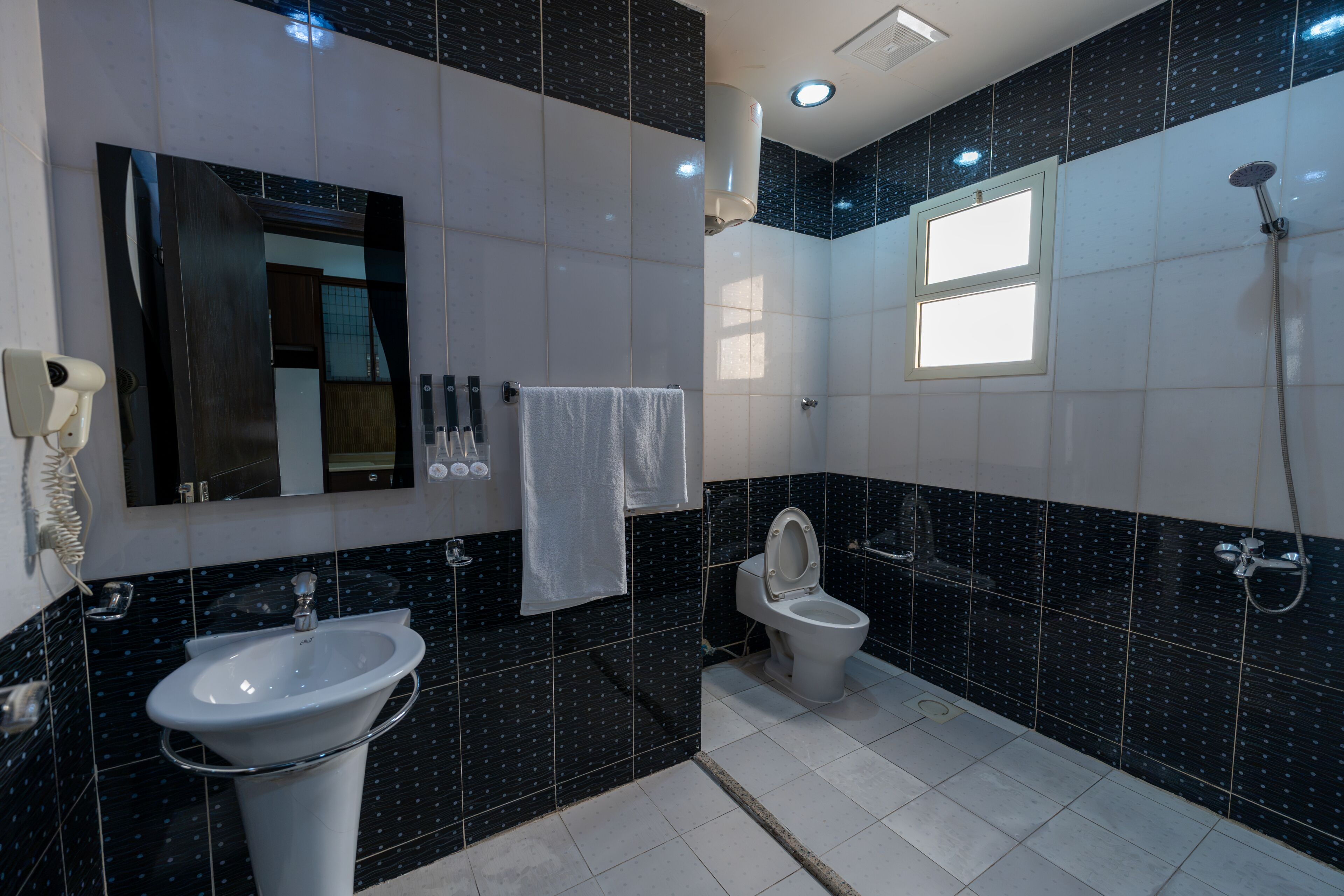 Douche à « effet pluie », sèche-cheveux, chaussons, bidet