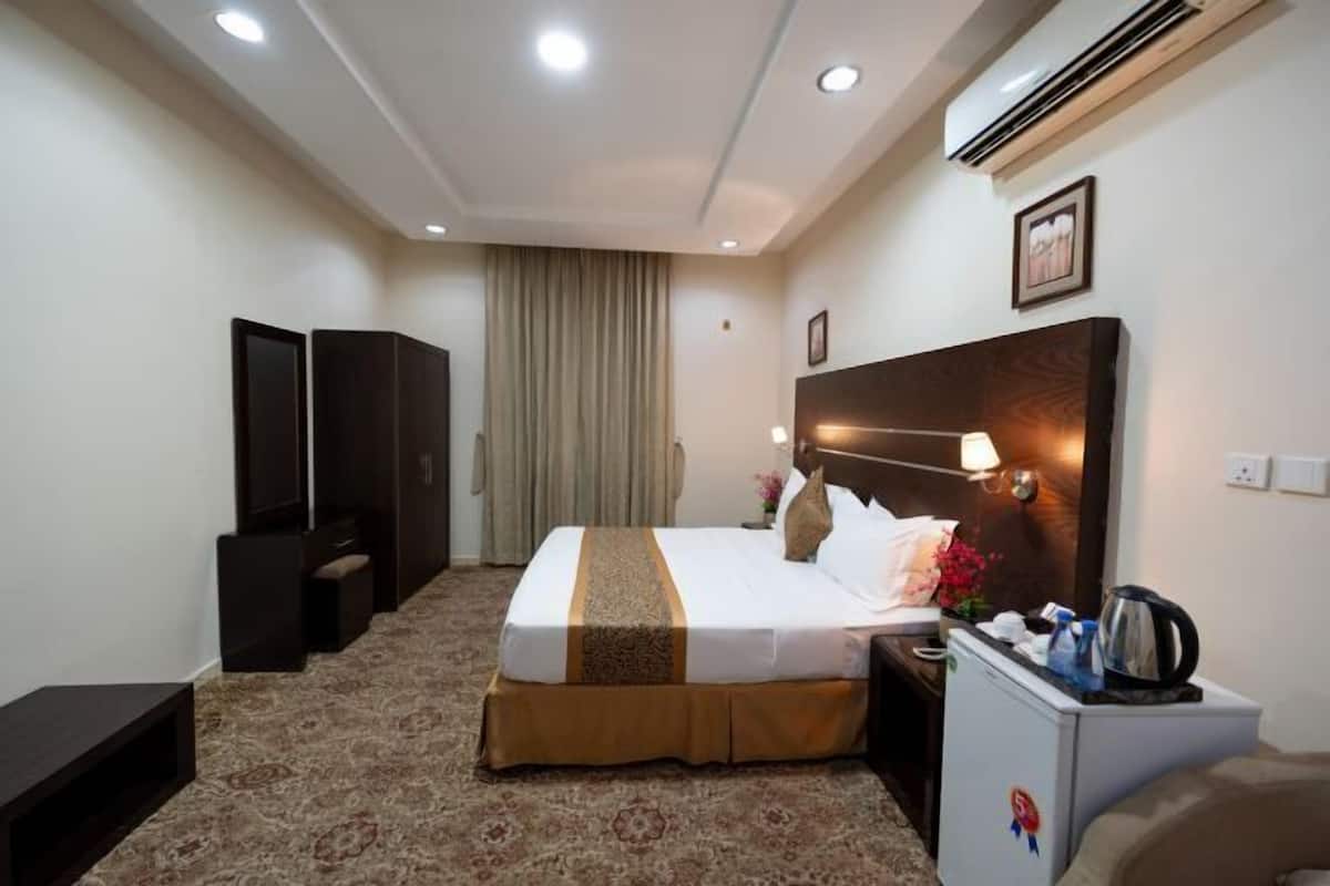 Egyptian cotton sheets, premium bedding, minibar, in-room safe