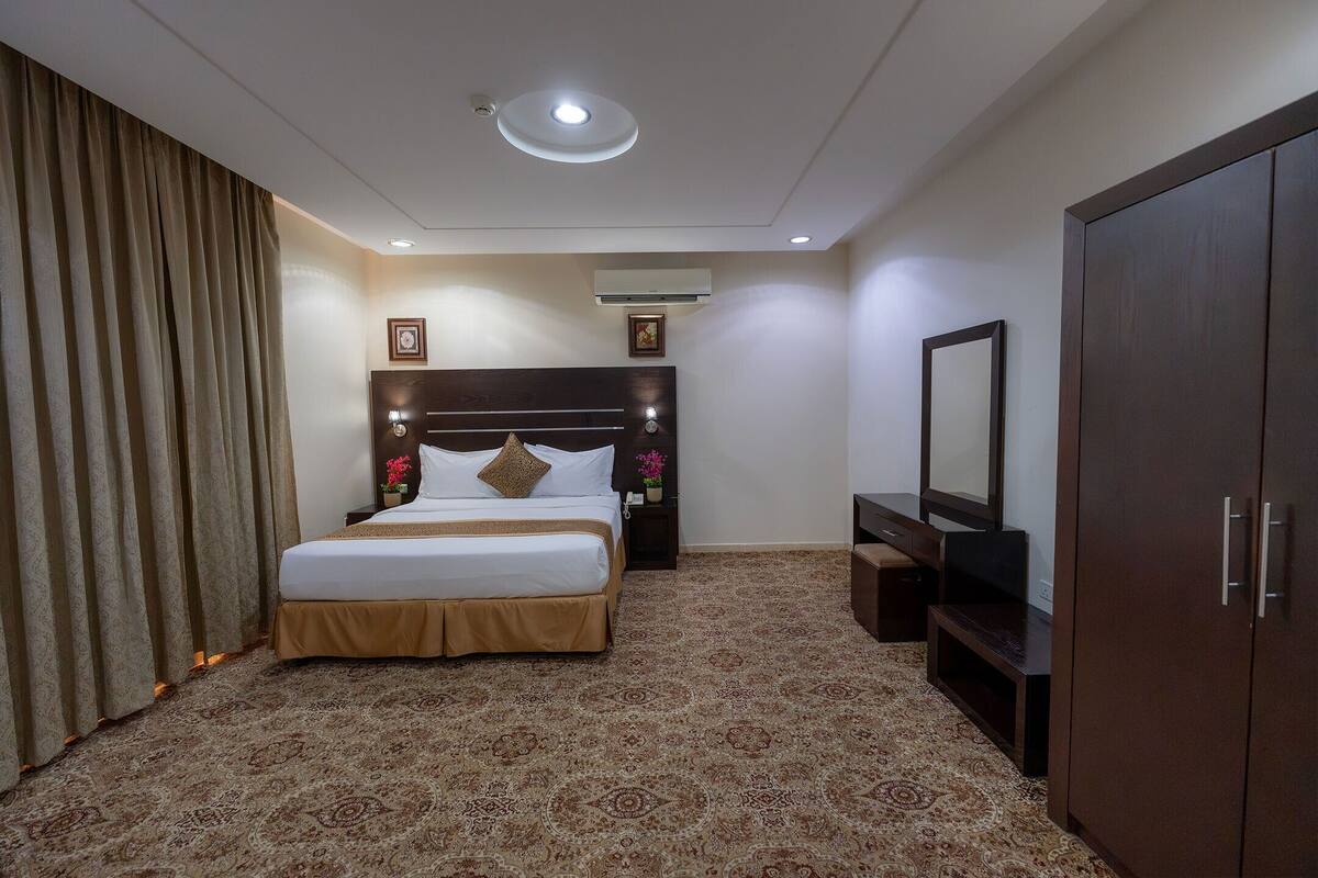 Egyptian cotton sheets, premium bedding, minibar, in-room safe
