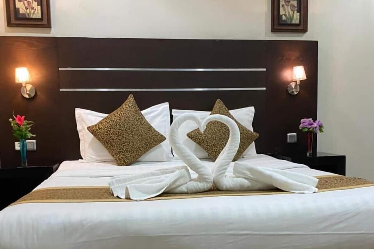 3 bedrooms, Egyptian cotton sheets, premium bedding, minibar
