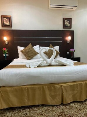 Egyptian cotton sheets, premium bedding, minibar, in-room safe - Rest Night Serviced Apartments - AL Nafal رست نايت للشقق المخدومة - النفل (Riyadh)