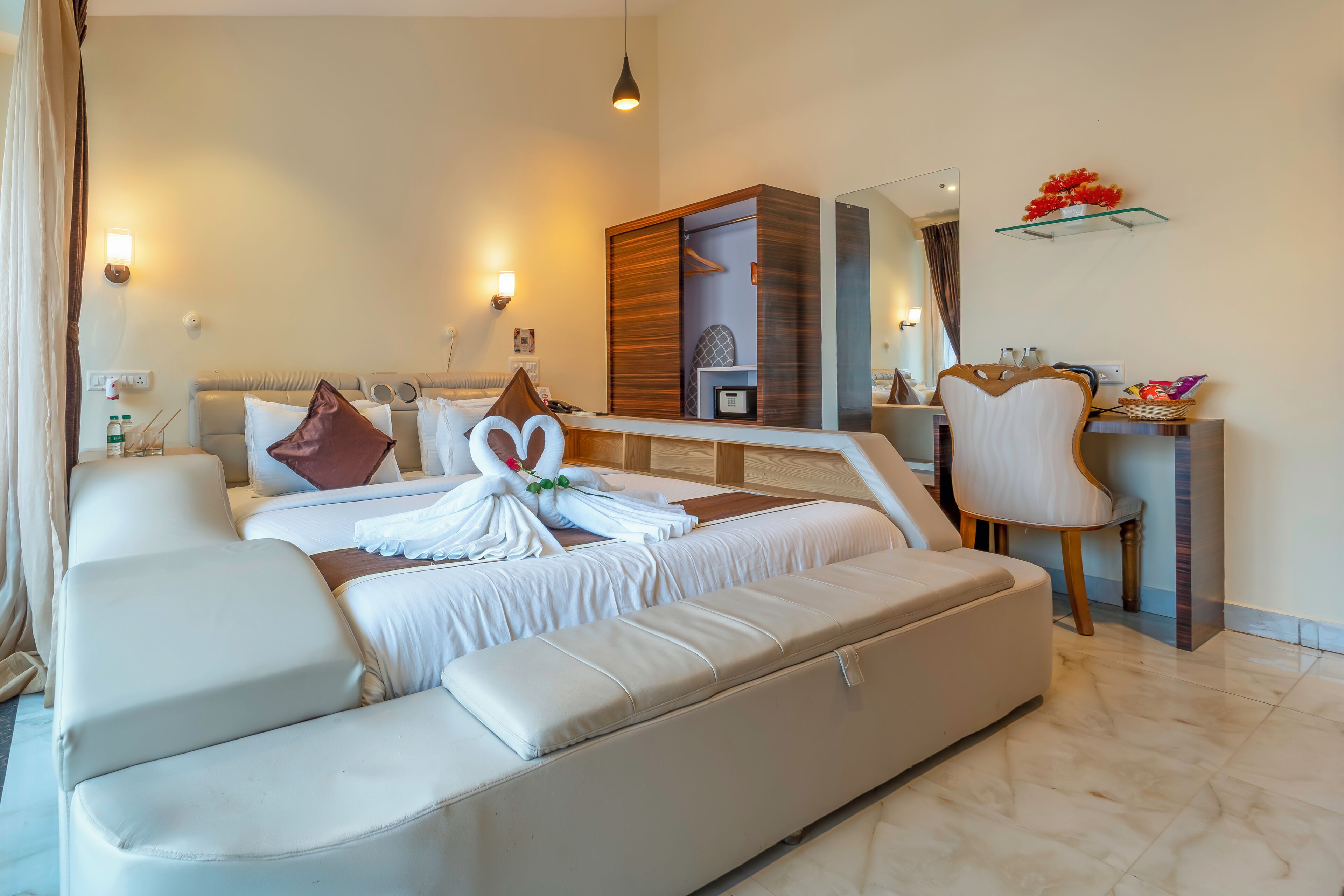 Bộ đồ giường cao cấp, bàn, màn/rèm cản sáng 