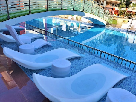 Una piscina al aire libre, sombrillas