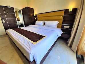 Deluxe Pool View Room, with Balcony | Roupas de cama premium, escrivaninha, cortinas blackout