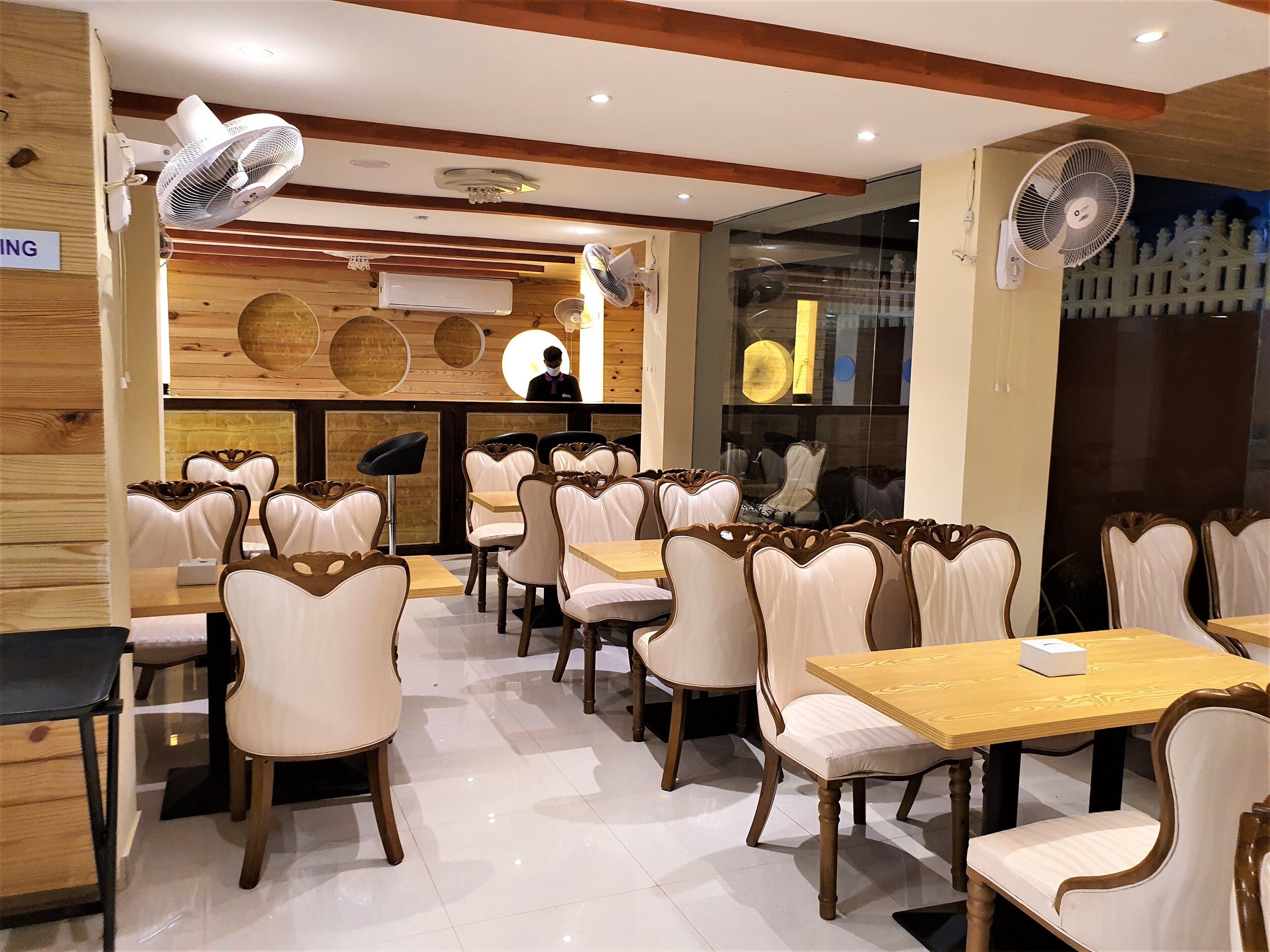 Petit déjeuner, déjeuner et dîner servis sur place, vue sur la piscine