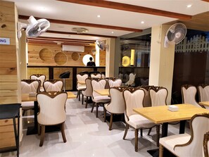 Breakfast, lunch, dinner served; vegetarian cuisine, pool views - Shanti Solitaire Arpora (Arpora)