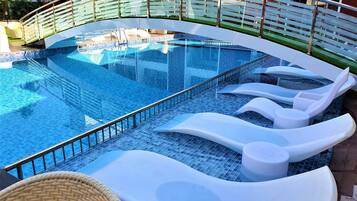 Piscina a l'aire lliure i para-sols