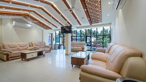 Ein modernes Wohnzimmer mit Sofas, einem Couchtisch und einem Fernseher.