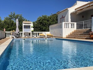 Outdoor pool - Charmante Villa Nichée sur les Hauteurs Avec Fabuleuse vue mer Panoramique (Santa Bárbara de Nexe)
