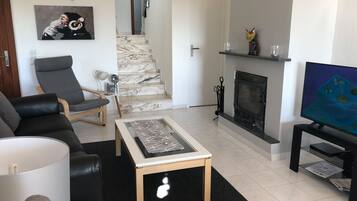 Smart TV, fireplace, stereo