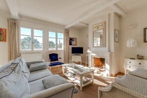 TV - 2-BEDROOM APARTMENT WITH TERRACE (N°512) (La Motte)