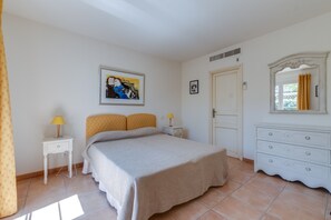 2 bedrooms, in-room safe, iron/ironing board, free WiFi - 2-BEDROOM APARTMENT WITH TERRACE (N°512) (La Motte)