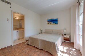 2 chambres, coffre-fort, fer et planche à repasser