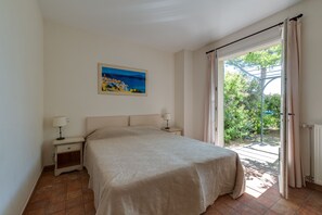 2 chambres, coffre-fort, fer et planche à repasser