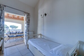 2 makuuhuonetta, tallelokero huoneessa, silitysrauta/-lauta