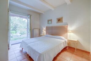 2 chambres, coffres-forts dans les chambres, fer et planche Ă repasser