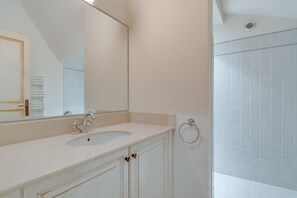 Bathtub - 2 BEDROOM TOWNHOUSE WITH GARDEN (N°336) (La Motte)
