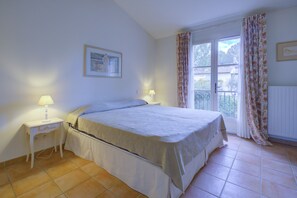 2 chambres, coffres-forts dans les chambres, fer et planche Ă repasser