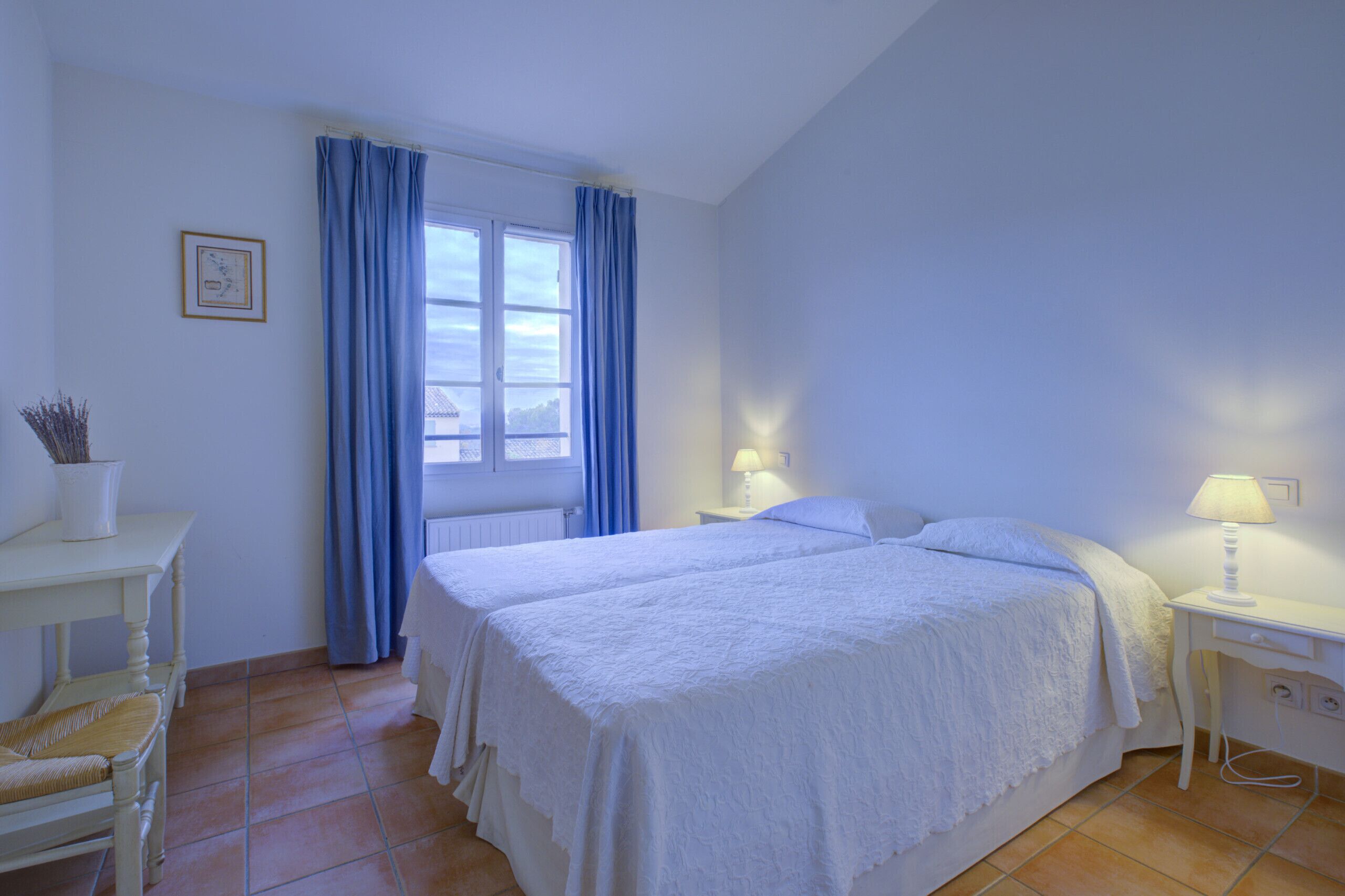 2 chambres, coffres-forts dans les chambres, fer et planche à repasser