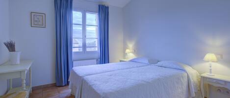 2 makuuhuonetta, tallelokero huoneessa, silitysrauta/-lauta