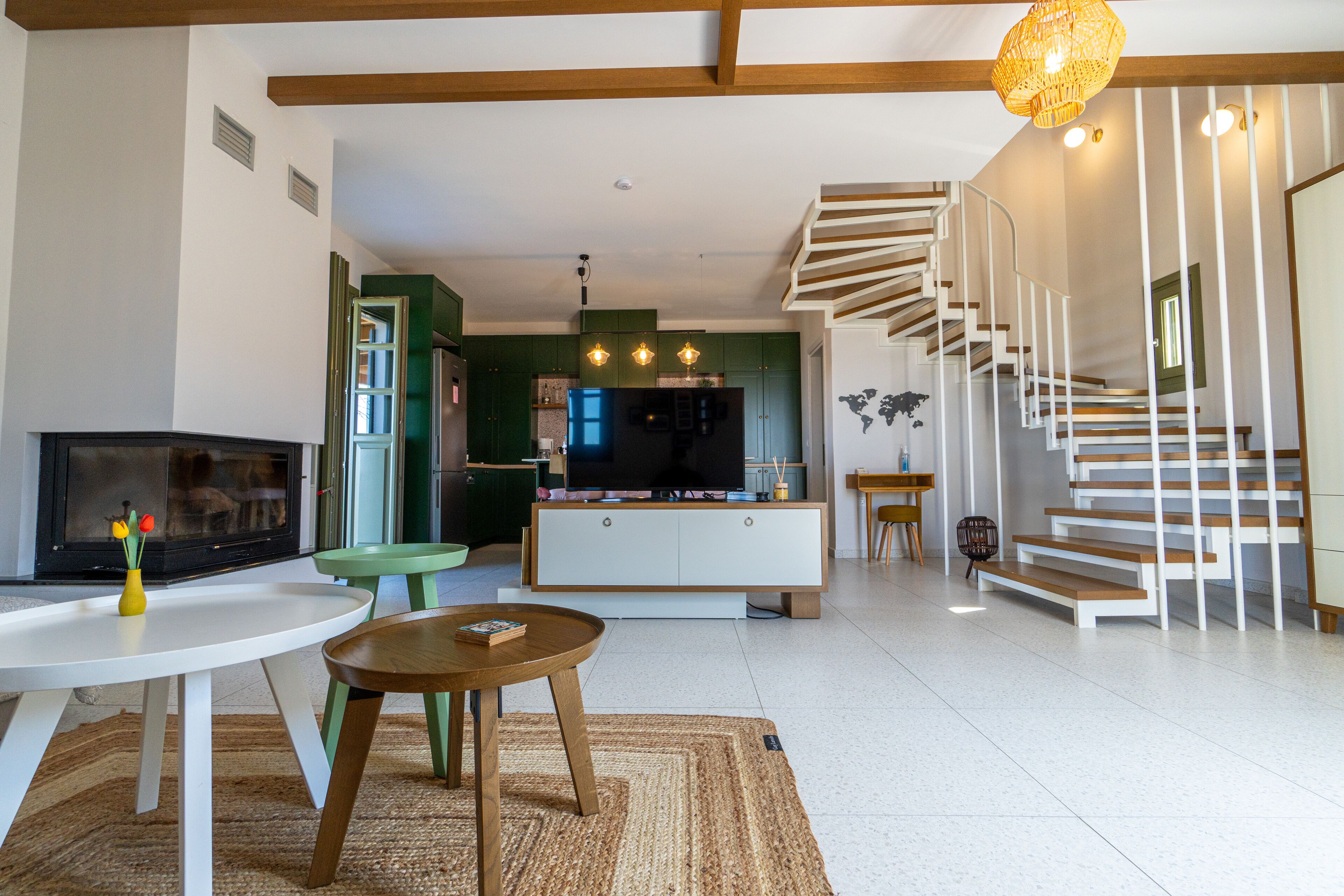 Villa Deluxe, varias habitaciones, Terraza (Panoramic View) | Área de sala de estar | Smart TV de 40 pulgadas con canales vía satélite 