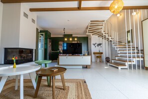 Villa – deluxe, flere soverom, terrasse (Panoramic View) | Oppholdsområde | En 40-tommers smart-TV med Parabol-TV