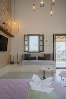 Un dormitorio con cama, mesita de noche y ventana con contraventanas abiertas.