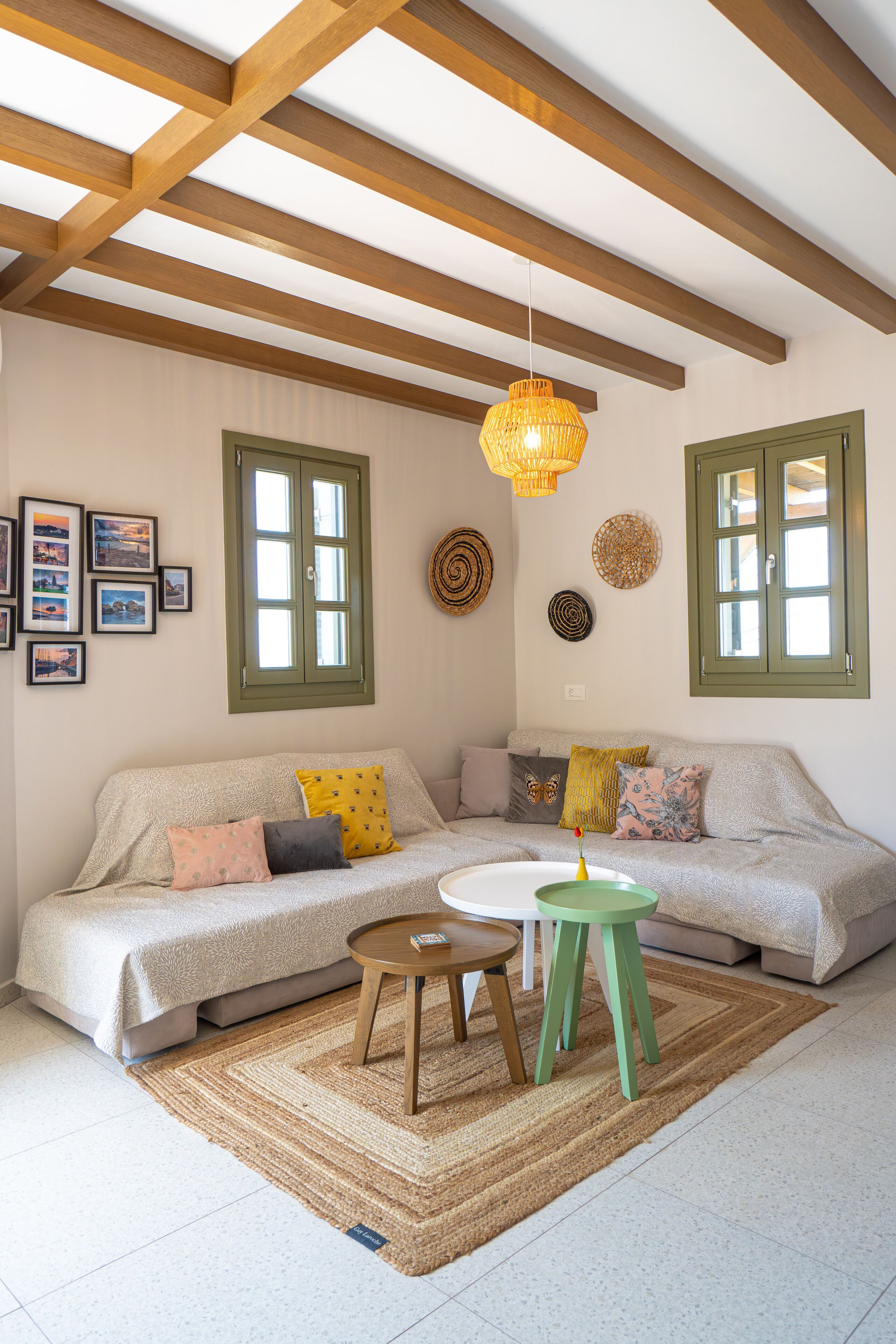 Deluxe Villa with Private Outdoor Tub and Panoramic View | Living area | 40-inch Smart TV with satellite channels