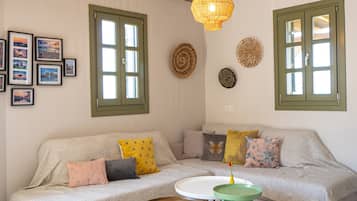 Deluxe Villa with Private Outdoor Tub and Panoramic View | Living area | 40-inch Smart TV with satellite channels