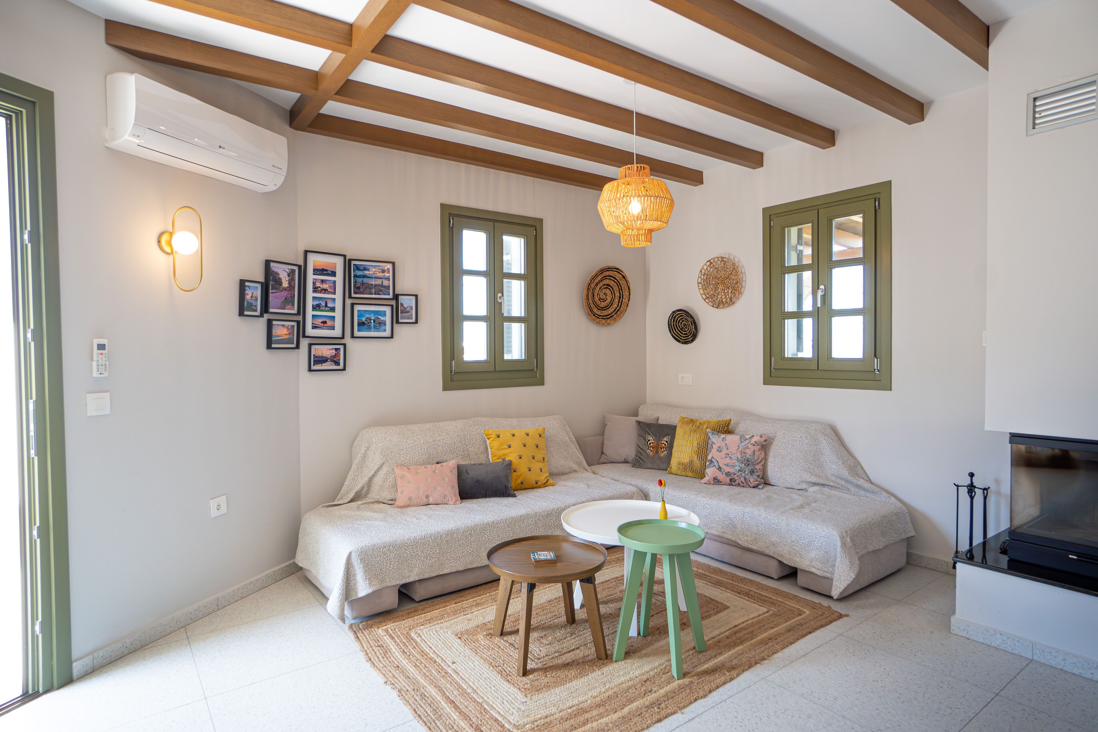 Villa Deluxe, varias habitaciones, Terraza (Panoramic View) | Área de sala de estar | Smart TV de 40 pulgadas con canales vía satélite 