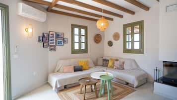 Villa Deluxe, varias habitaciones, Terraza (Panoramic View) | Área de sala de estar | Smart TV de 40 pulgadas con canales vía satélite