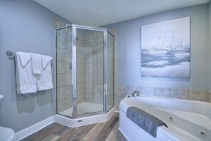 Combined shower/bathtub, jetted bath, towels, soap - Luxury Property 18th Floor Condo With 2 Master Suites (Gulf Shores)