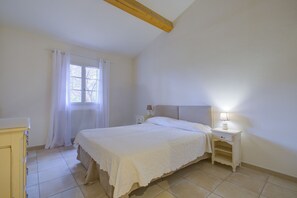 2 bedrooms, in-room safe, iron/ironing board, free WiFi
