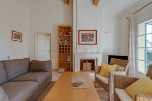 TV - 2 BEDROOM TOWNHOUSE WITH GARDEN (N°508) (La Motte)