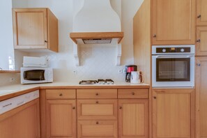 Kühlschrank, Mikrowelle, Ofen, Geschirrspüler