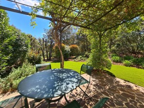 Outdoor dining - 2 BEDROOM TOWNHOUSE WITH GARDEN (N°529) (La Motte)